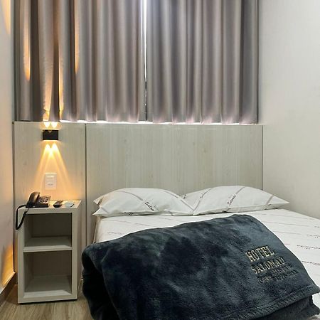 Hotel Salomão - Próximo a 25 de Março, Bom Retiro, Brás e Rua Santa Efigênia, a 2 minutos do Mirante Sampa Sky e pista de Skate Anhangabaú San Paolo Esterno foto