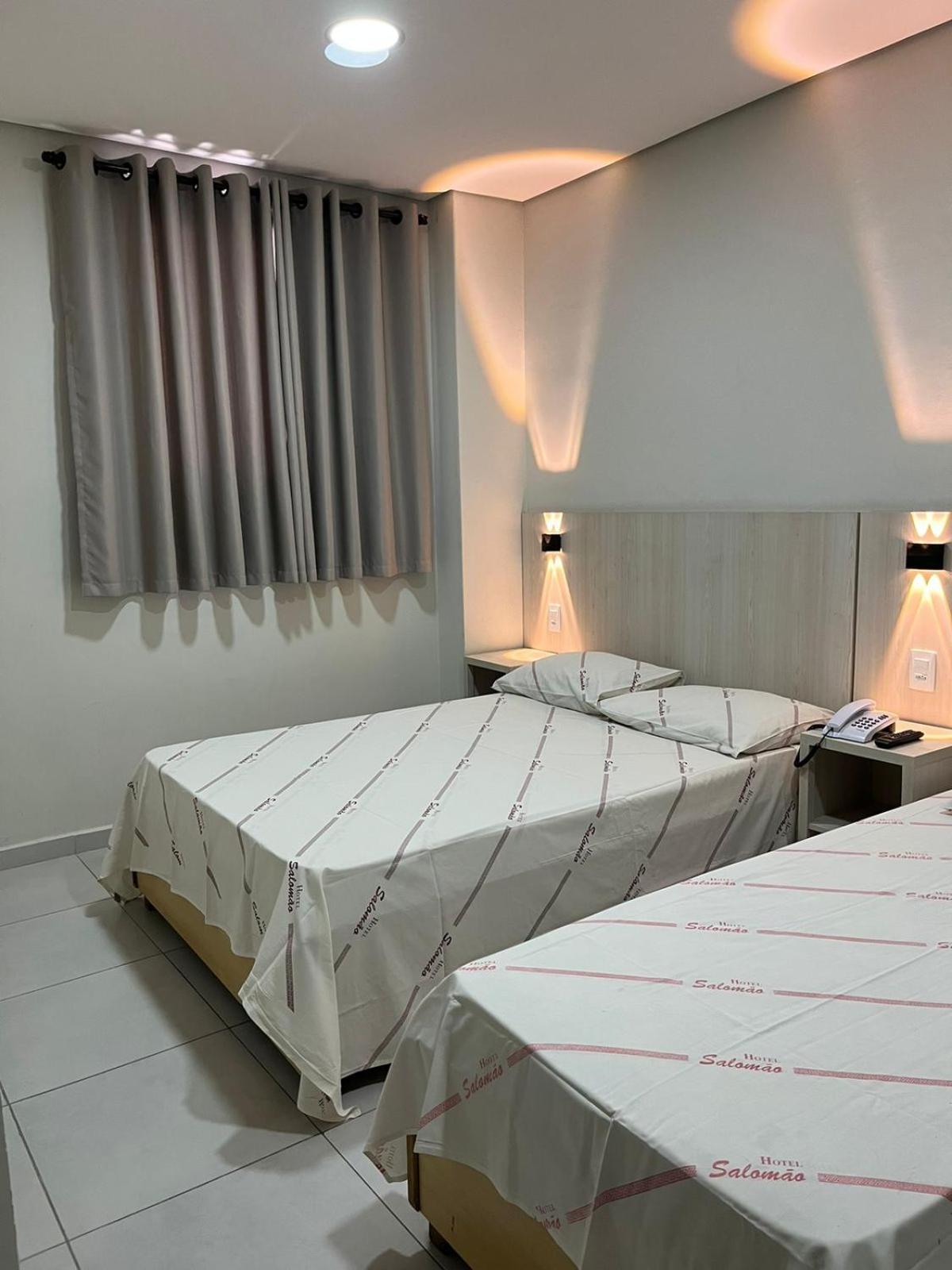 Hotel Salomão - Próximo a 25 de Março, Bom Retiro, Brás e Rua Santa Efigênia, a 2 minutos do Mirante Sampa Sky e pista de Skate Anhangabaú San Paolo Esterno foto