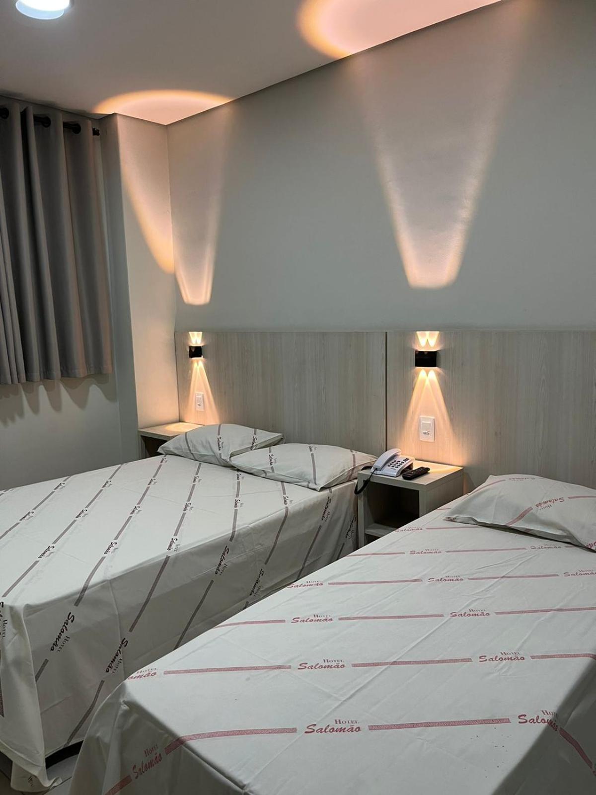 Hotel Salomão - Próximo a 25 de Março, Bom Retiro, Brás e Rua Santa Efigênia, a 2 minutos do Mirante Sampa Sky e pista de Skate Anhangabaú San Paolo Esterno foto