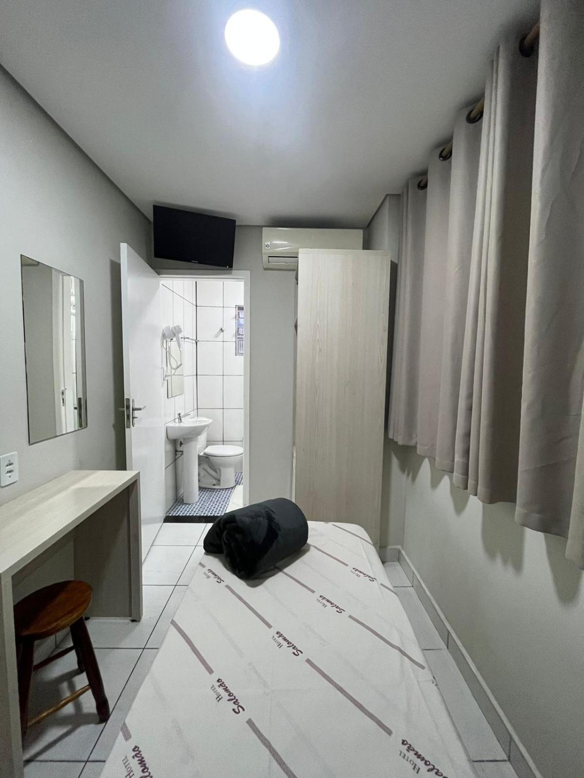 Hotel Salomão - Próximo a 25 de Março, Bom Retiro, Brás e Rua Santa Efigênia, a 2 minutos do Mirante Sampa Sky e pista de Skate Anhangabaú San Paolo Esterno foto