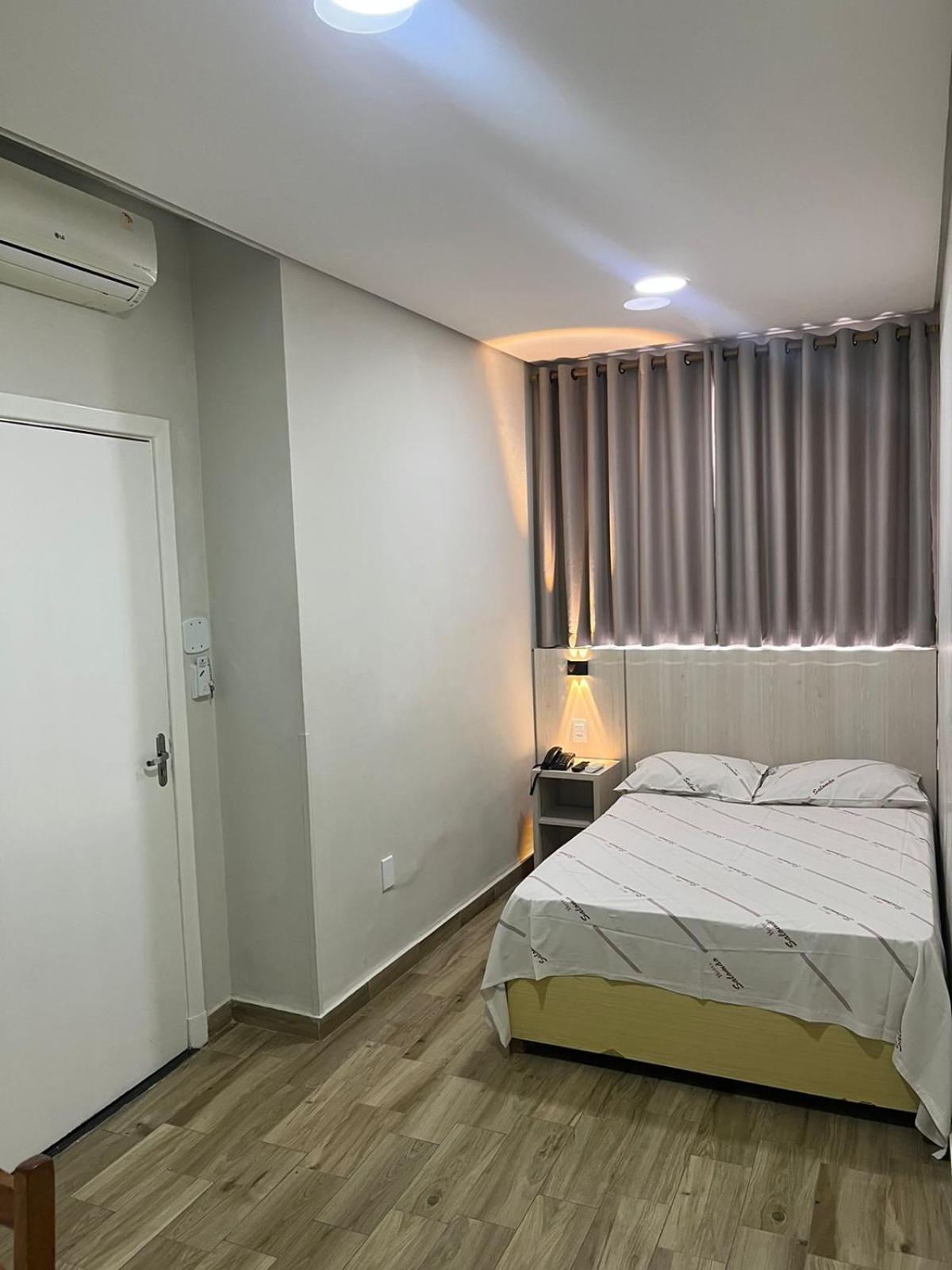 Hotel Salomão - Próximo a 25 de Março, Bom Retiro, Brás e Rua Santa Efigênia, a 2 minutos do Mirante Sampa Sky e pista de Skate Anhangabaú San Paolo Esterno foto