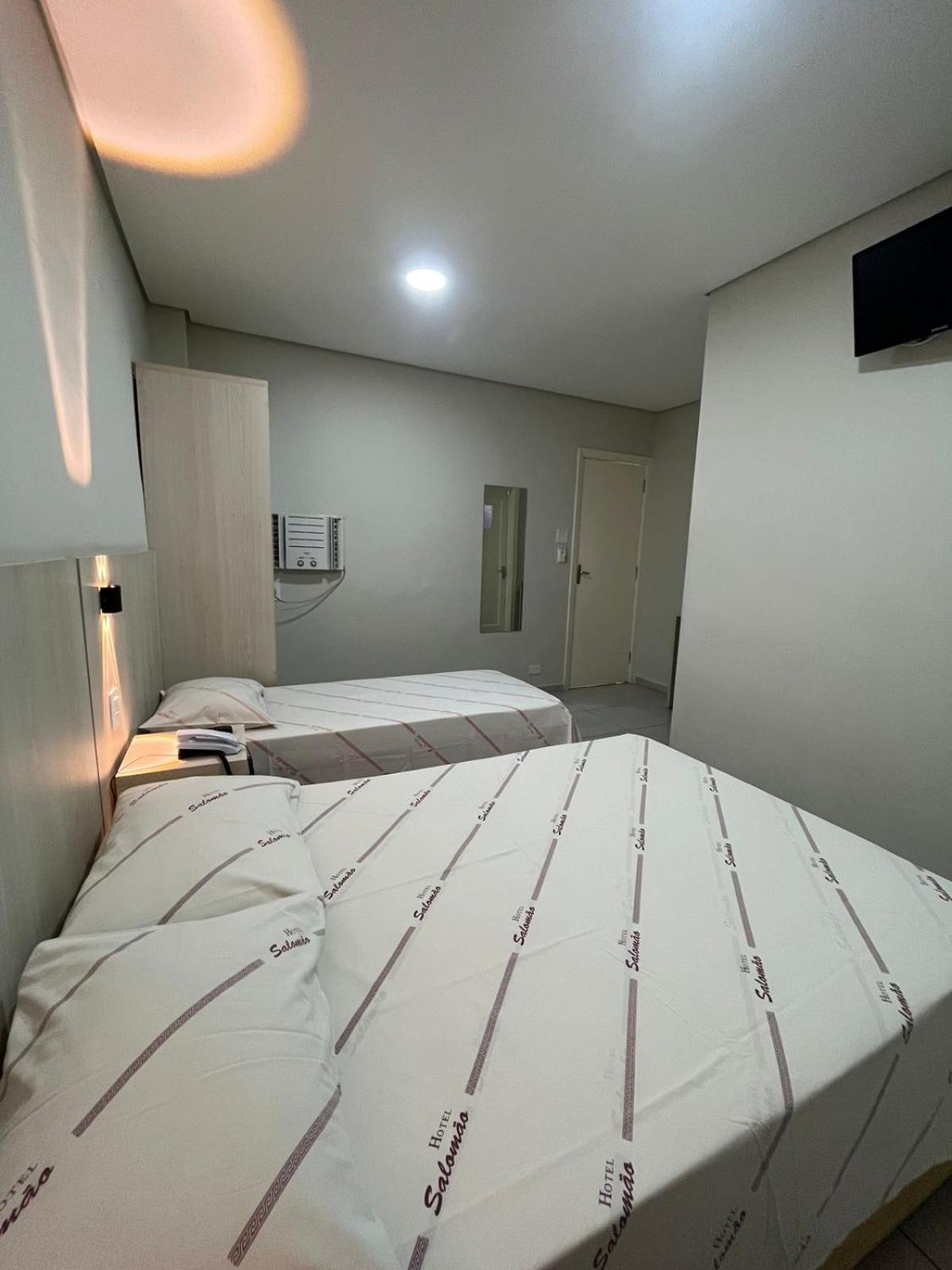 Hotel Salomão - Próximo a 25 de Março, Bom Retiro, Brás e Rua Santa Efigênia, a 2 minutos do Mirante Sampa Sky e pista de Skate Anhangabaú San Paolo Esterno foto