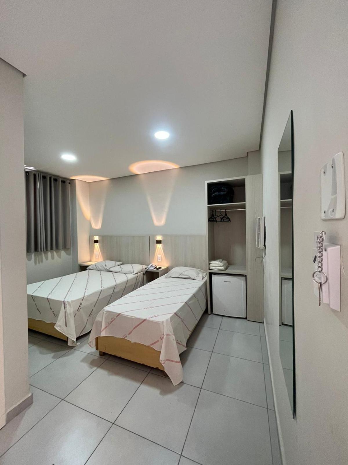 Hotel Salomão - Próximo a 25 de Março, Bom Retiro, Brás e Rua Santa Efigênia, a 2 minutos do Mirante Sampa Sky e pista de Skate Anhangabaú San Paolo Esterno foto