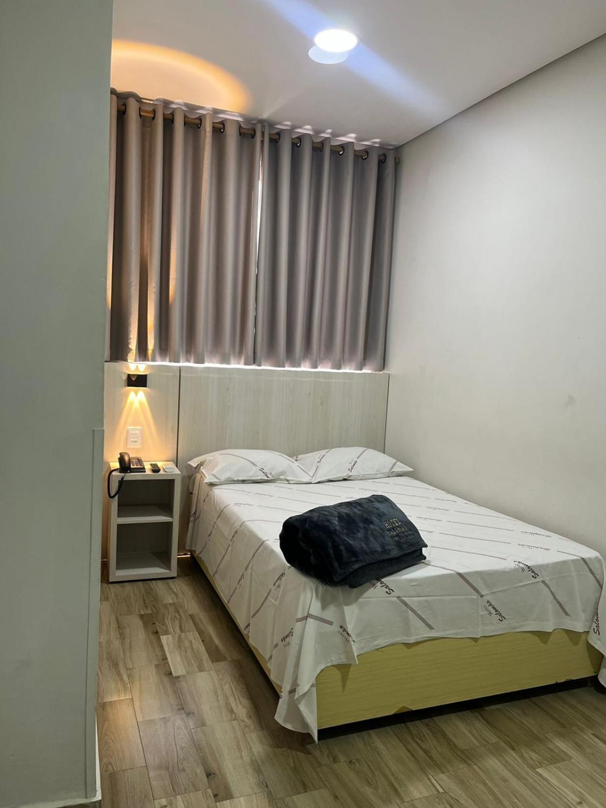 Hotel Salomão - Próximo a 25 de Março, Bom Retiro, Brás e Rua Santa Efigênia, a 2 minutos do Mirante Sampa Sky e pista de Skate Anhangabaú San Paolo Esterno foto