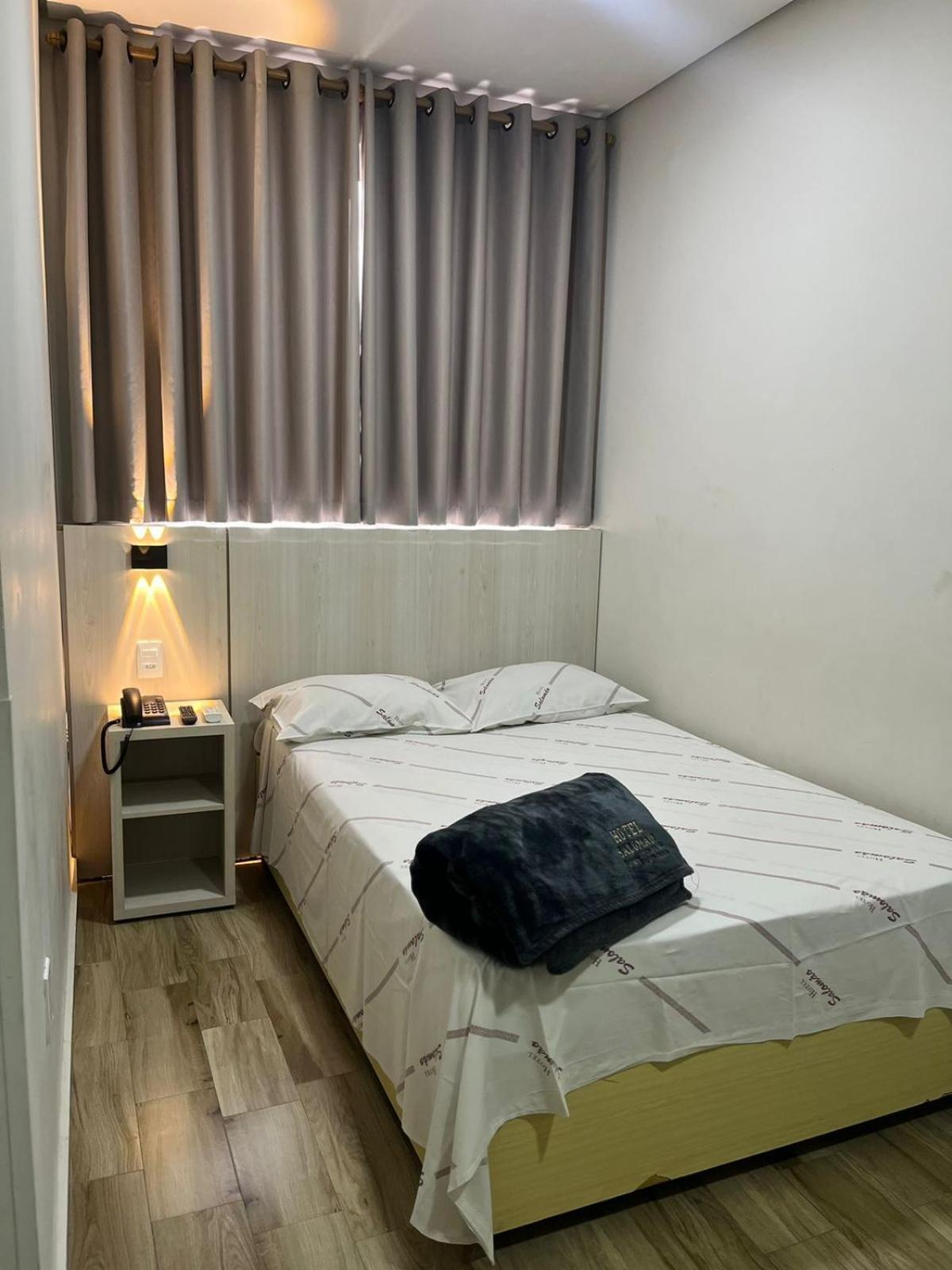 Hotel Salomão - Próximo a 25 de Março, Bom Retiro, Brás e Rua Santa Efigênia, a 2 minutos do Mirante Sampa Sky e pista de Skate Anhangabaú San Paolo Esterno foto