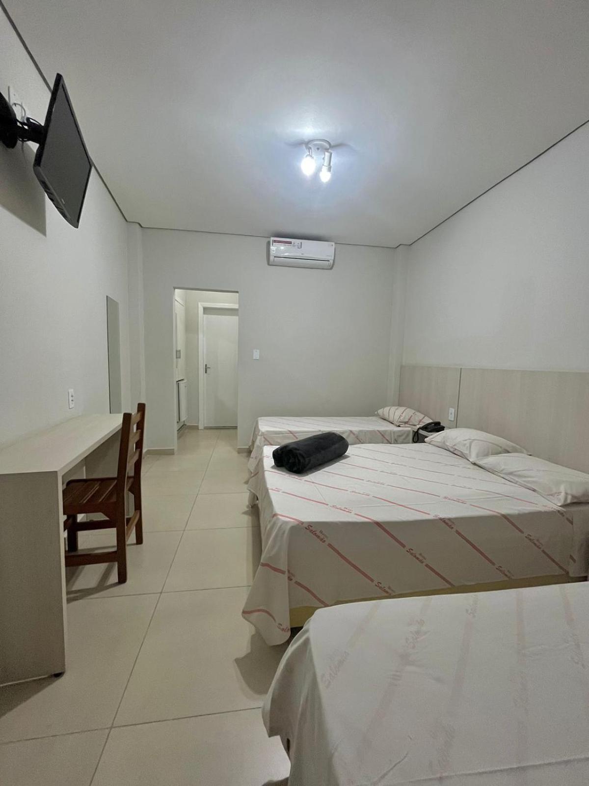 Hotel Salomão - Próximo a 25 de Março, Bom Retiro, Brás e Rua Santa Efigênia, a 2 minutos do Mirante Sampa Sky e pista de Skate Anhangabaú San Paolo Esterno foto
