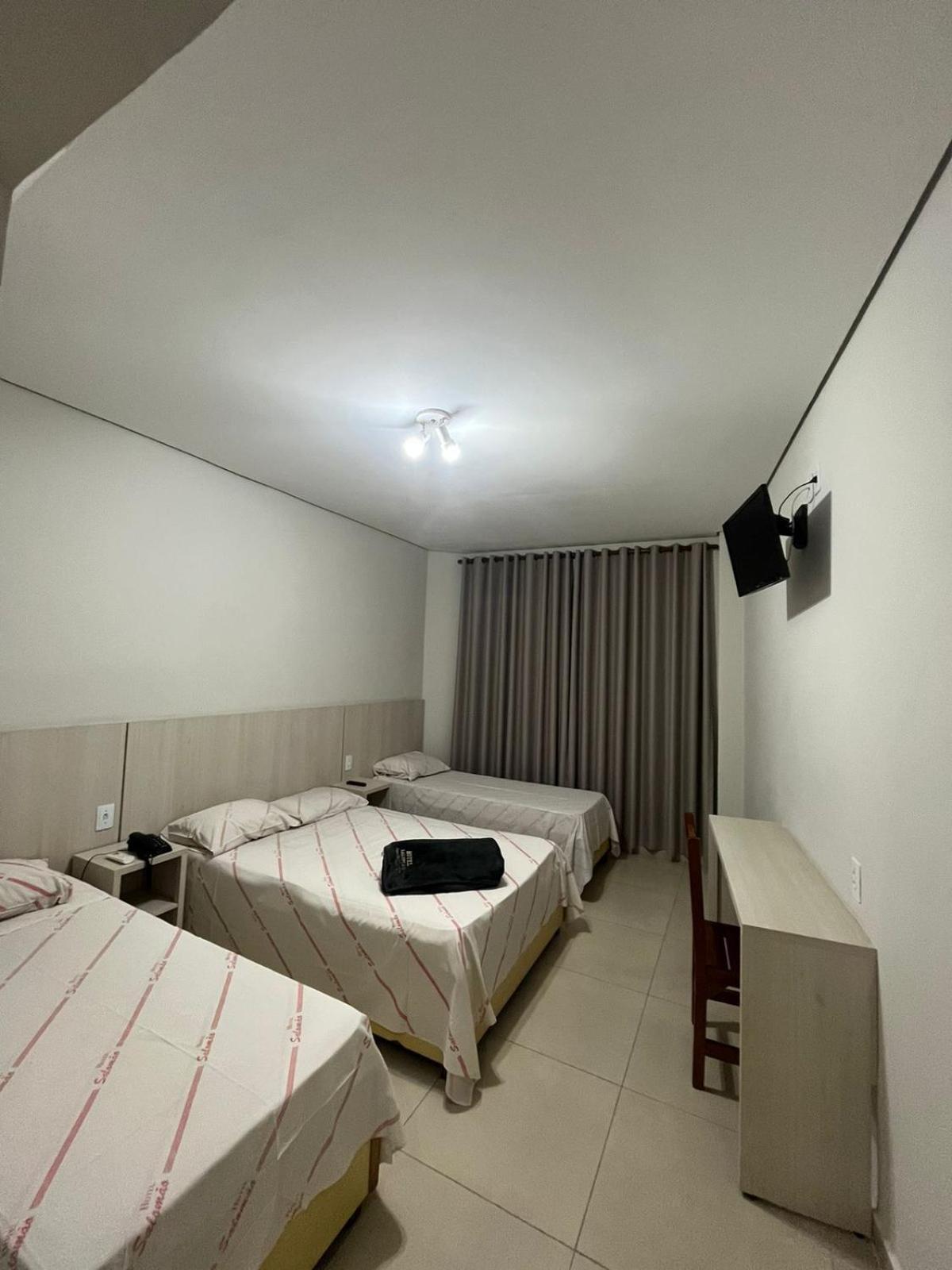 Hotel Salomão - Próximo a 25 de Março, Bom Retiro, Brás e Rua Santa Efigênia, a 2 minutos do Mirante Sampa Sky e pista de Skate Anhangabaú San Paolo Esterno foto