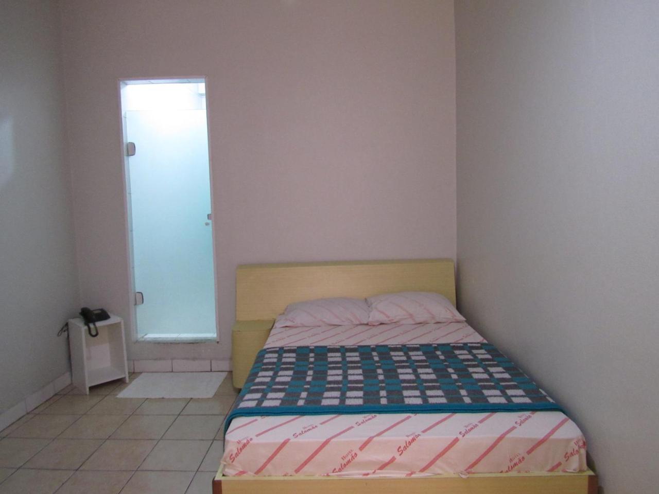 Hotel Salomão - Próximo a 25 de Março, Bom Retiro, Brás e Rua Santa Efigênia, a 2 minutos do Mirante Sampa Sky e pista de Skate Anhangabaú San Paolo Esterno foto
